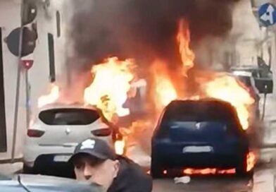 In via Prati fiamme distruggono due auto/foto