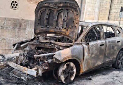 Paura nella notte: auto in fiamme nel centro storico