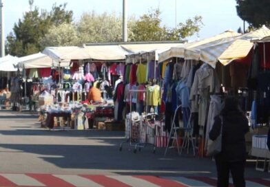 Mercato settimanale annullato per la festa patronale. È polemica
