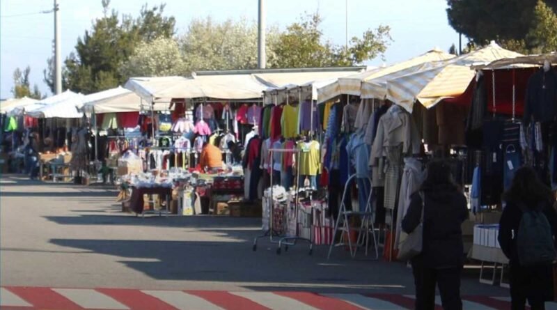 Mercato settimanale annullato per la festa patronale. È polemica