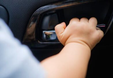 Bambina di due anni resta chiusa in auto, salvata dai Vigili del Fuoco
