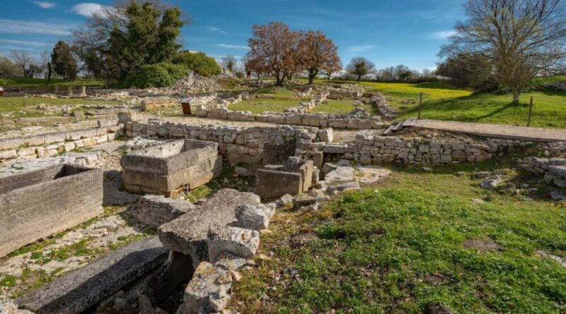 Dai 7 ai 99 anni: a Monte Sannace la magia della scoperta archeologica