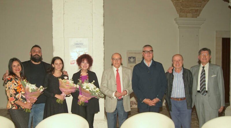 Nicola Delle Noci e le immagini delle donne nel chiostro comunale/foto
